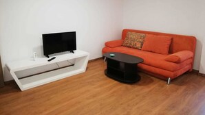 Chambre quadruple de base, vue sur le lac | Lit d’appoint (supplément), accès au Wi-Fi (inclus), décor unique