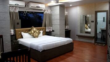 Superior Room | Soundproofing, iron/ironing board, free WiFi, bed sheets