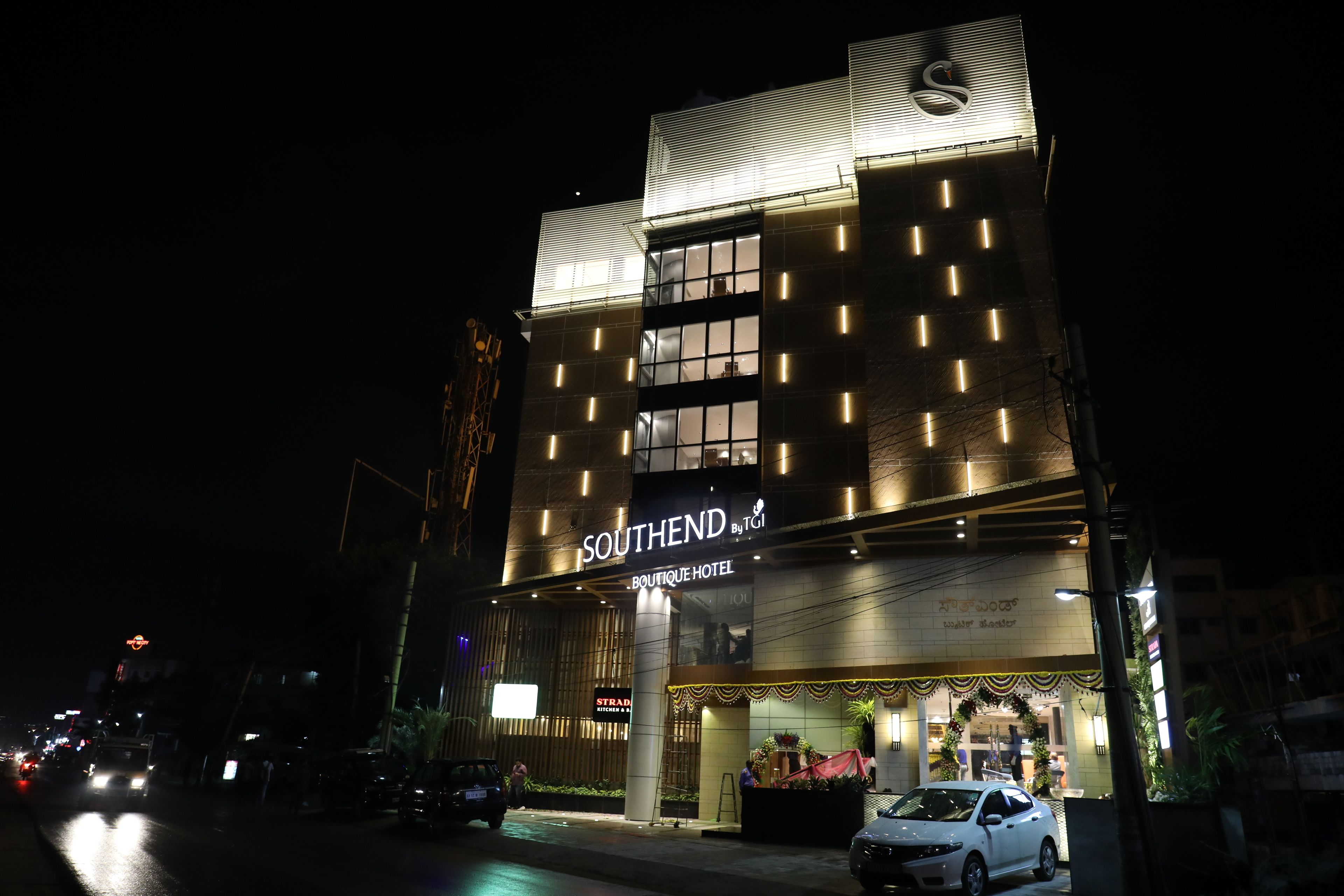 Un hotel moderno con un letrero llamativo que dice "SOUTHEND Boutique Hotel".