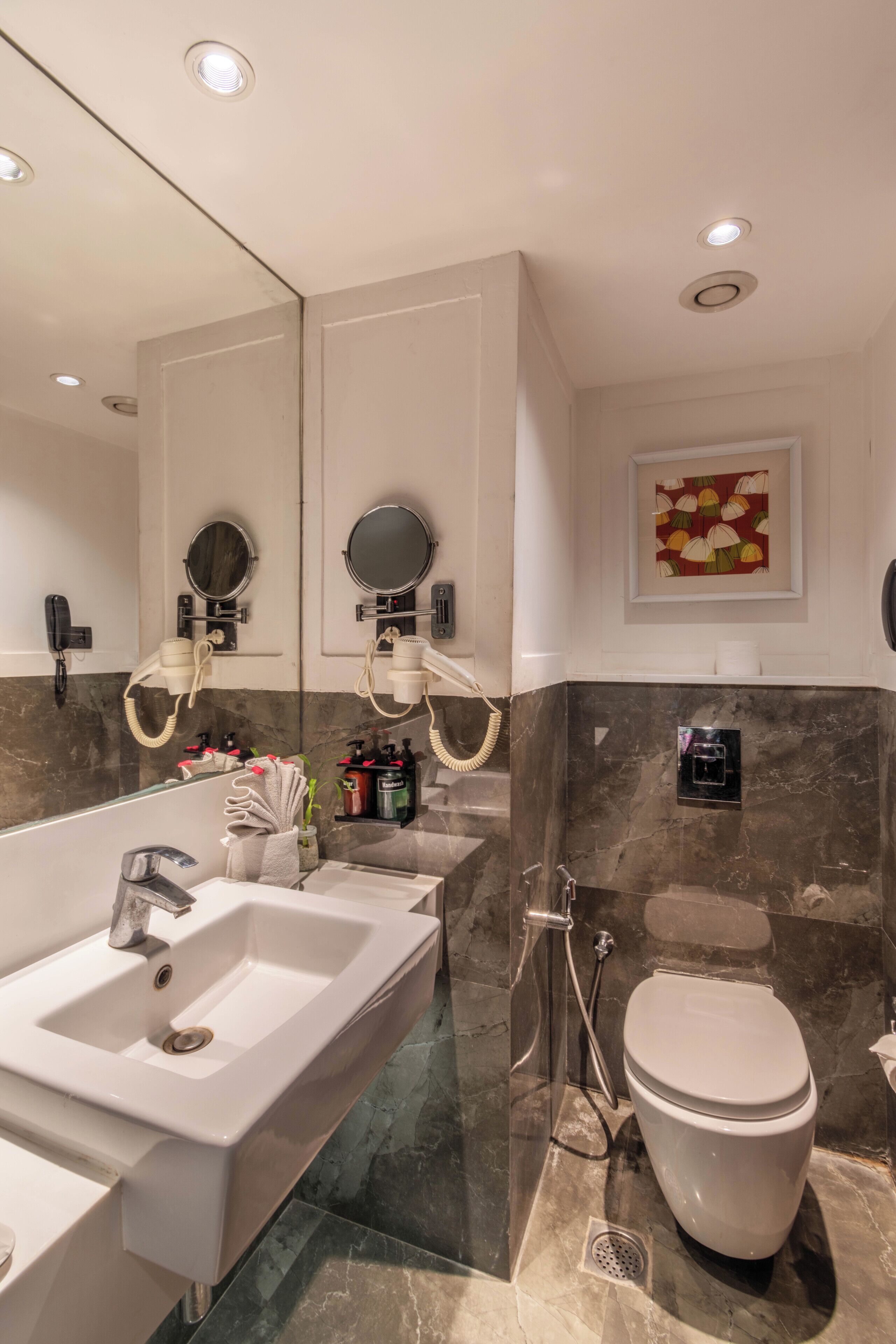 Shower, free toiletries, towels