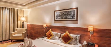Premium Double Room, 1 Double Bed, Non Smoking | 1 bedroom, in-room safe, desk, blackout drapes