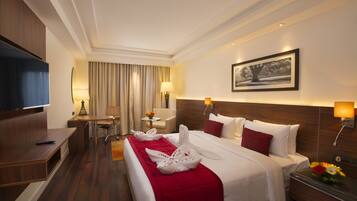 Habitación Premium doble, 1 cama doble, no fumadores | 1 dormitorio, caja fuerte, escritorio y cortinas opacas