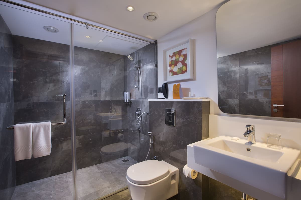 Een douche, gratis toiletartikelen, handdoeken