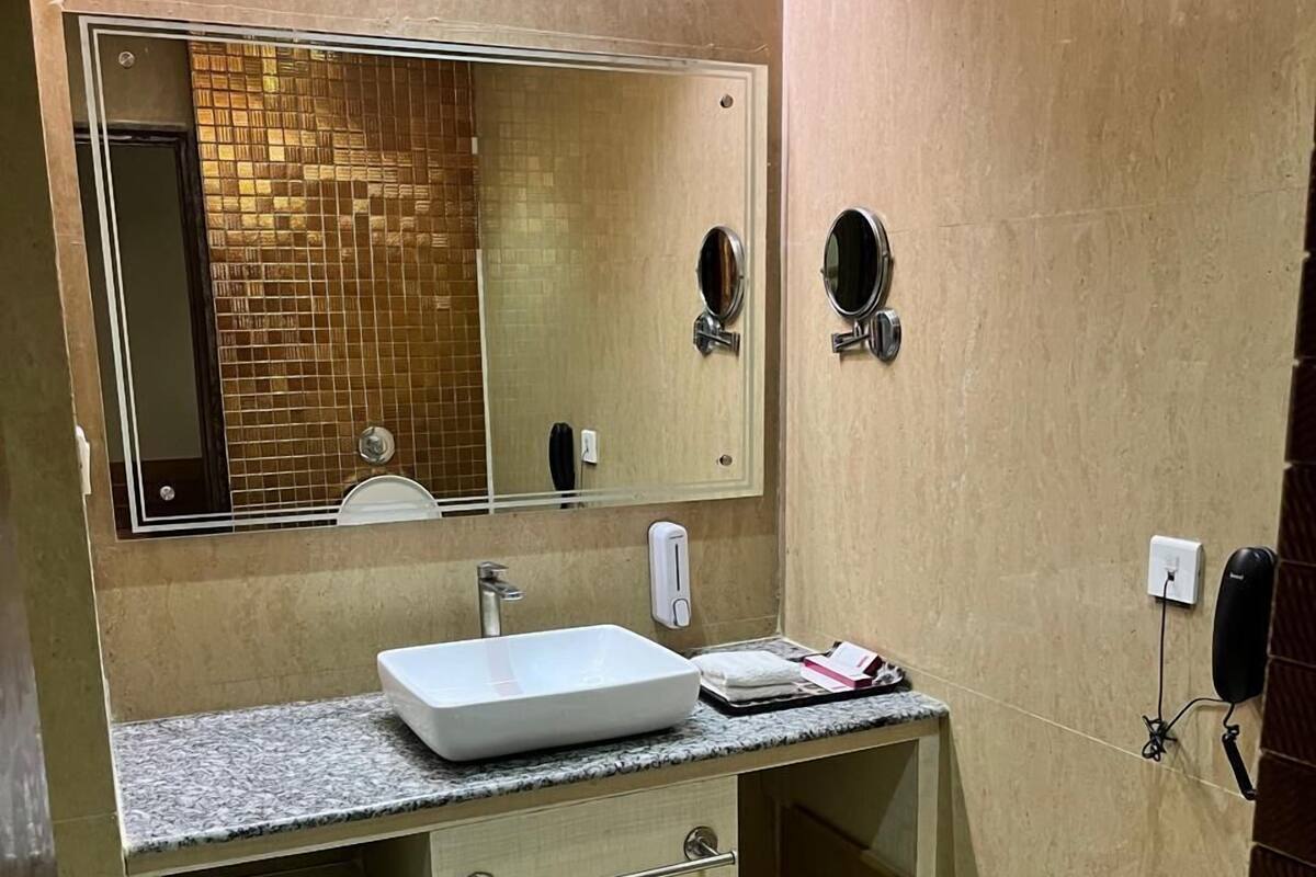 Premium Room | Bathroom | Shower, slippers, towels