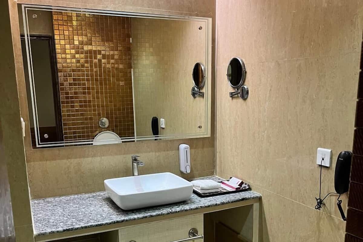 Premium Room With Private Balcony | Bathroom | Shower, slippers, towels