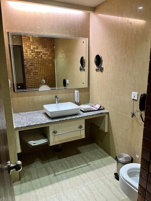 Habitación Premium | Baño | Regadera, pantuflas, toallas 