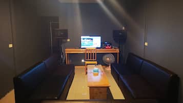 Breakfast, lunch, dinner served; Thai cuisine