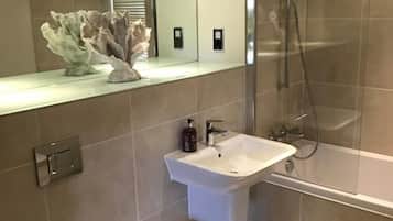 Cottage, 2 Bedrooms | Bathroom | Separate bathtub and shower, free toiletries, towels