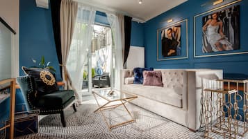 Luxury Apartment, 1 Bedroom (with private garden) | 客廳 | 電視