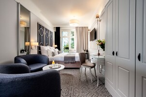 Premium bedding, in-room safe, desk, blackout drapes