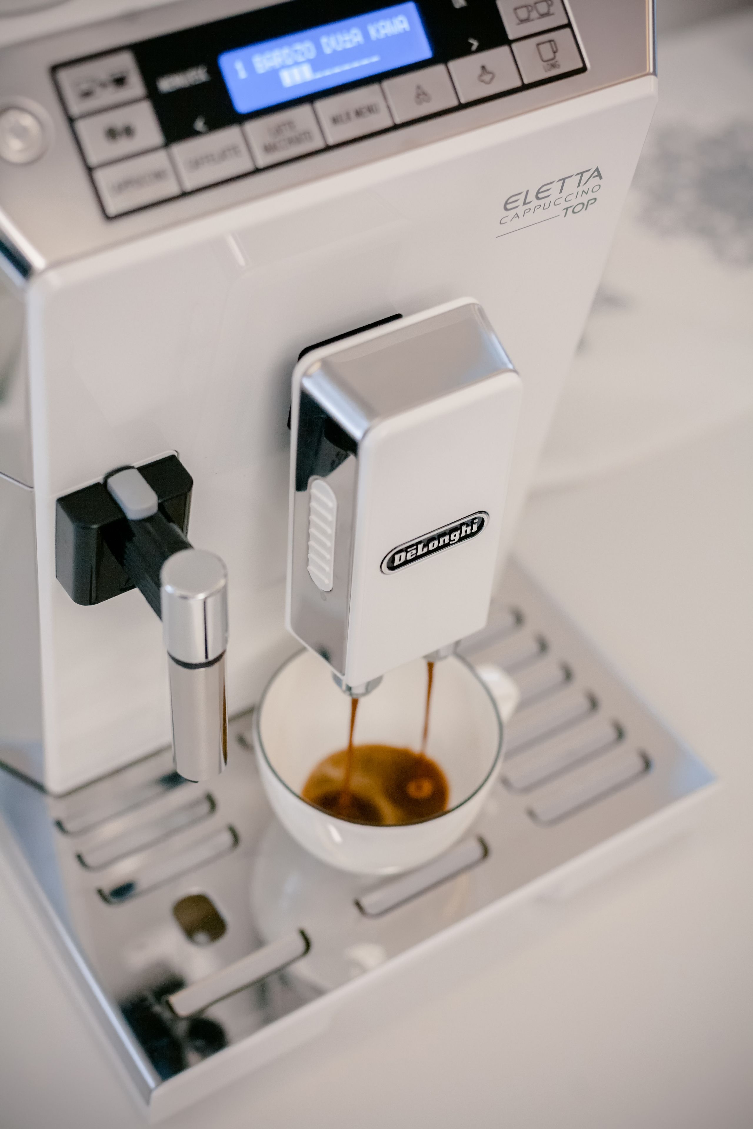 Une machine à café dotée d’un écran numérique et d’un porte-filtre.