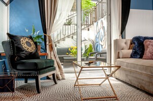 Luxury Apartment, 1 Bedroom (with private garden) | Ropa de cama de alta calidad, caja fuerte, escritorio y cortinas opacas