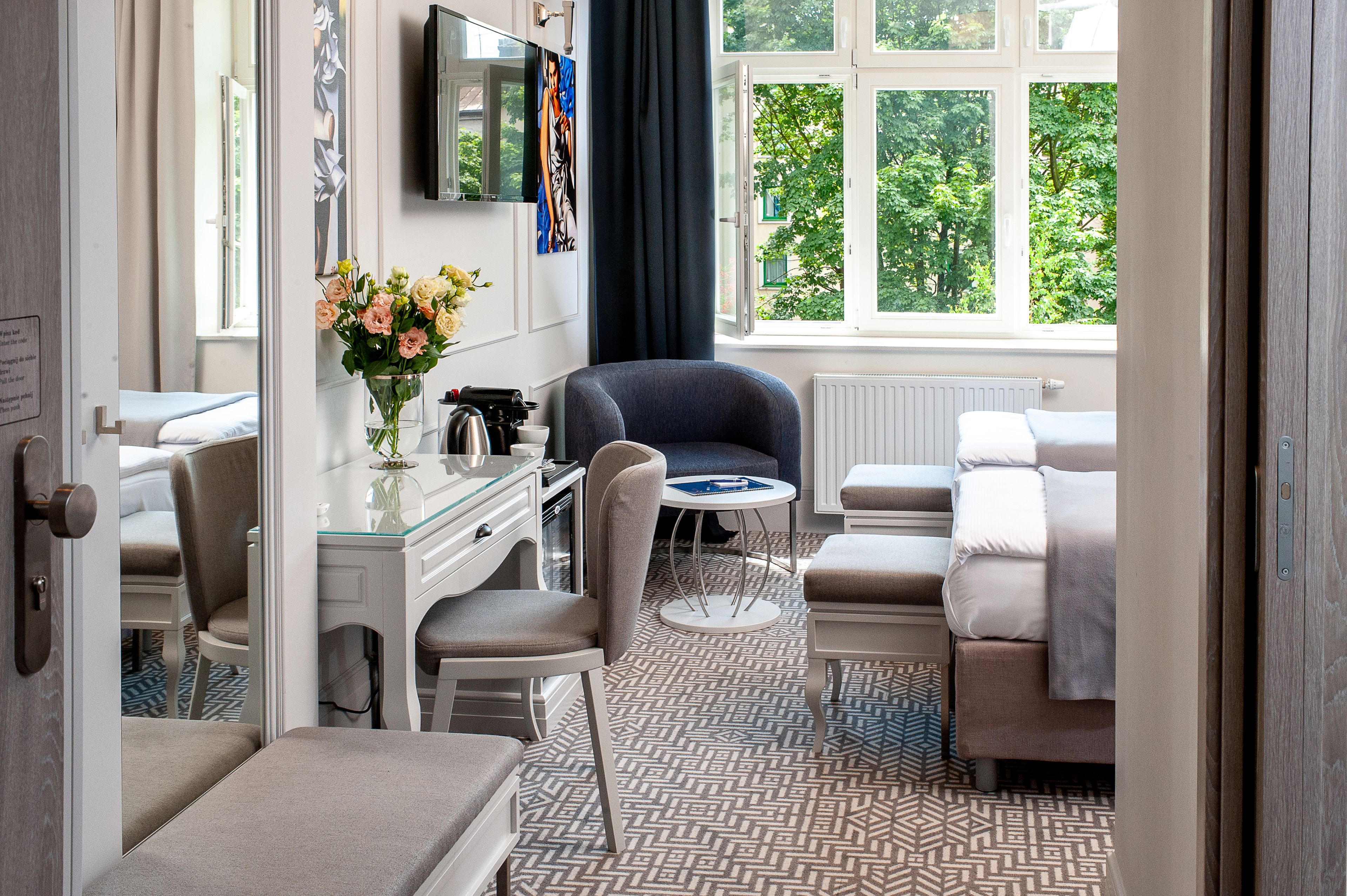 经典双人房或双床房 | 高档床上用品、客房内保险箱、办公桌、遮光窗帘