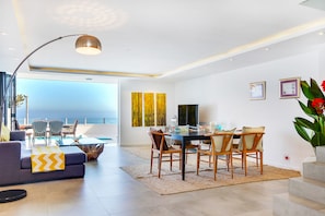 Apartamento, 3 quartos | Opções para refeição no quarto