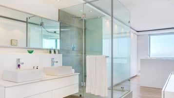 Appartamento, 3 camere da letto | Bagno | Vasca e doccia separate, vasca da bagno a immersione totale, asciugamani