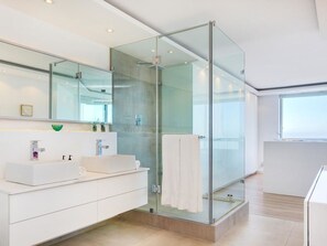 Appartamento, 3 camere da letto | Bagno | Vasca e doccia separate, vasca da bagno a immersione totale, asciugamani