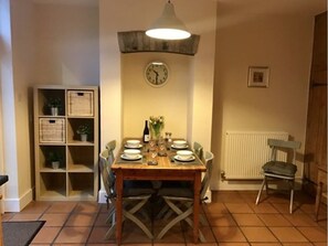 House, 2 Bedrooms | In-room dining