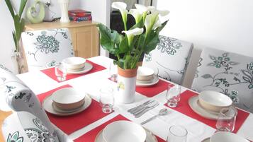 Nhà, phòng tắm riêng, quang cảnh vườn | Khu vực ăn uống tại phòng