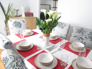 House, Private Bathroom, Garden View | In-room dining - Huku Kwetu - Chelsea Garden (Dunstable)