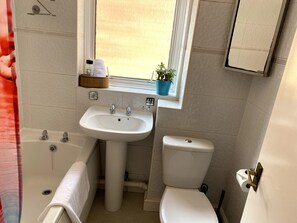 Ferienhaus, eigenes Bad, Gartenblick | Badezimmer