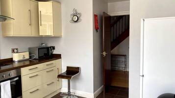 House, Private Bathroom, Garden View | Private kitchen | Fridge, microwave, oven, stovetop