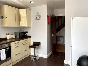 House, Private Bathroom, Garden View | Private kitchen | Fridge, microwave, oven, stovetop - Huku Kwetu - Chelsea Garden (Dunstable)