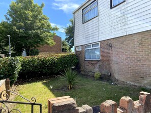 Front of property - Huku Kwetu - Chelsea Garden (Dunstable)