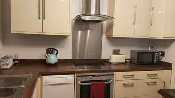 House, Private Bathroom, Garden View | Private kitchen | Fridge, microwave, oven, stovetop