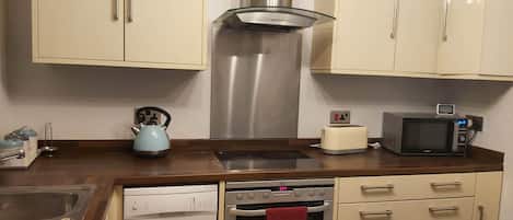 Casa, baño privado, vistas al jardín | Cocina privada | Frigorífico, microondas, horno y placa de cocina