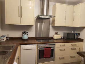 Casa, baño privado, vista al jardín | Cocina privada | Refrigerador, microondas, horno y parrilla de estufa 