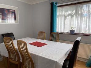 House, Private Bathroom, Garden View | 3 bedrooms, hypo-allergenic bedding, soundproofing, iron/ironing board - Huku Kwetu - Chelsea Garden (Dunstable)