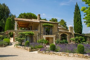 Front of property - Domaine Les Roullets (Oppede)