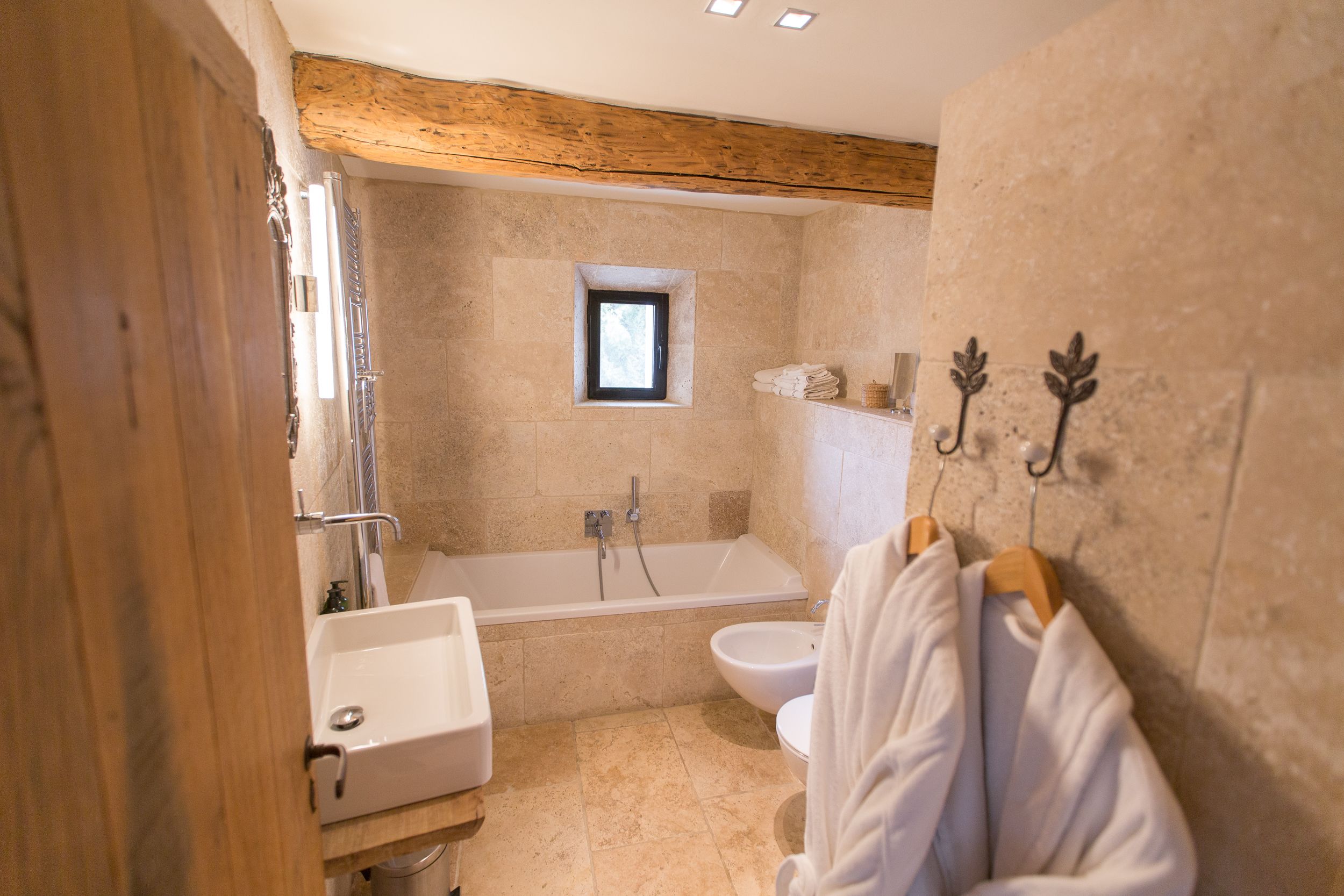Une salle de bain avec une baignoire, un lavabo et des toilettes.