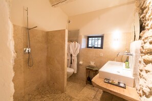 Deluxe Double or Twin Room | Bathroom | Designer toiletries, hair dryer, bathrobes, slippers - Domaine Les Roullets (Oppede)