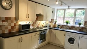 Apartment, 1 Bedroom | Private kitchen | Fridge, microwave, oven, stovetop - Abingdon Road (Oxford)