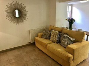 Apartamento, 1 habitación | Sala de estar | Una televisión de pantalla plana