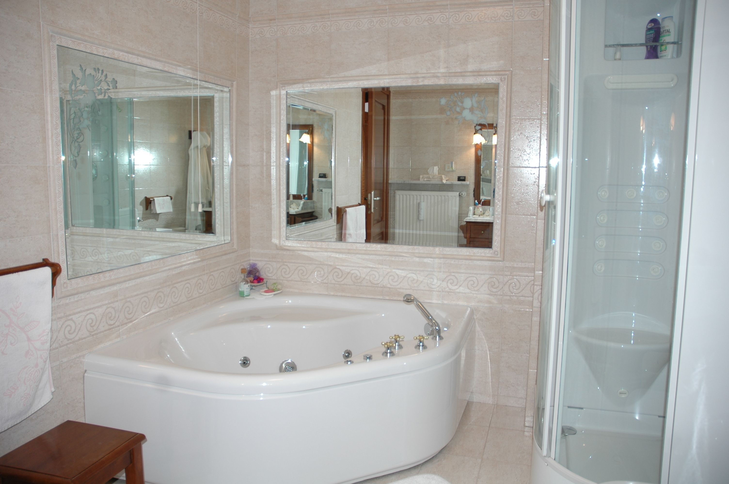 2 Schlafzimmer, Schreibtisch, laptopgeeigneter Arbeitsplatz