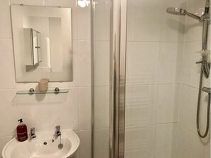 Classic Studio | Bathroom shower - Apple Barn Studio (Abingdon)