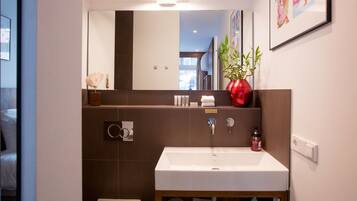 Deluxe Double Room, 1 Queen Bed | Bathroom | Shower, free toiletries, hair dryer, towels