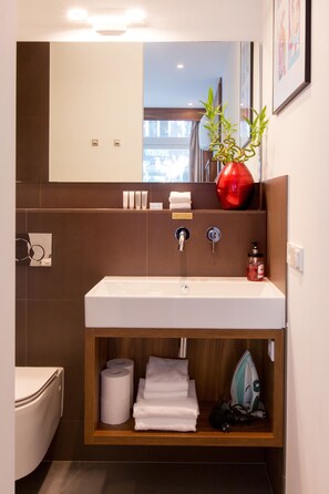 Deluxe-Doppelzimmer, 1 Queen-Bett | Badezimmer | Dusche, kostenlose Toilettenartikel, Haartrockner, Handtücher