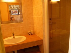 Estudio | Baño | Amenidades de baño gratuitas, secadora de cabello, toallas 