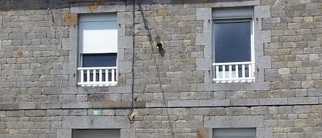 Vista frontal de la propiedad