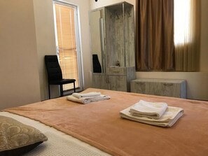Escritorio, cortinas blackout y tabla de planchar con plancha 