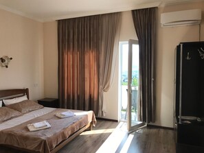 Schreibtisch, Verdunkelungsvorhänge, Bügeleisen/Bügelbrett