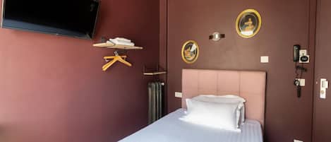 Chambre simple avec toilette sur le palier | Individually decorated, individually furnished, desk, soundproofing