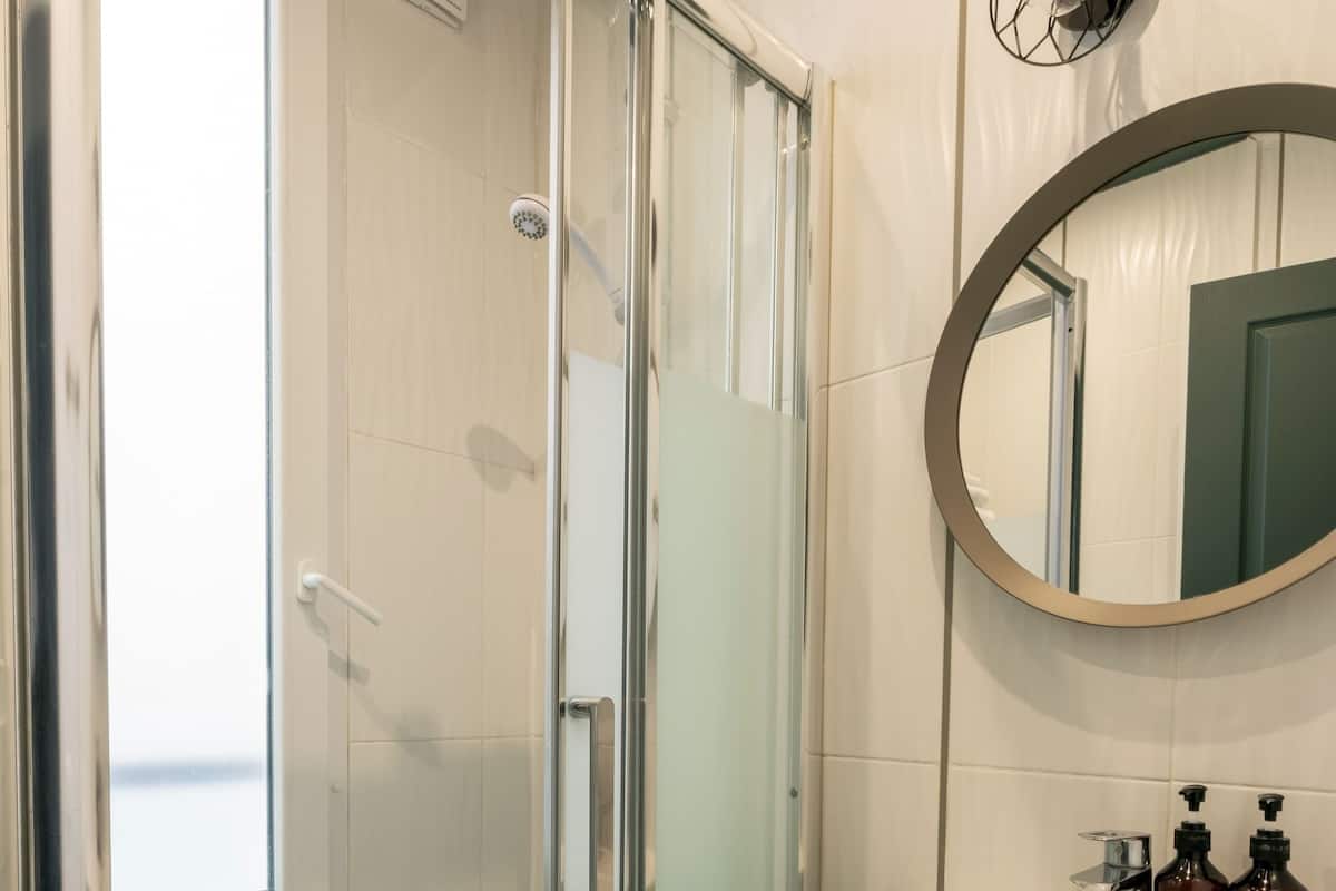 Lägenhet Classic - 1 sovrum | Badrum | Dusch, djupt badkar, hårtork och handdukar