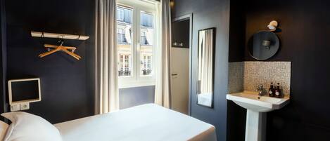 Habitación individual clásica | Decoración personalizada, muebles diferentes y escritorio