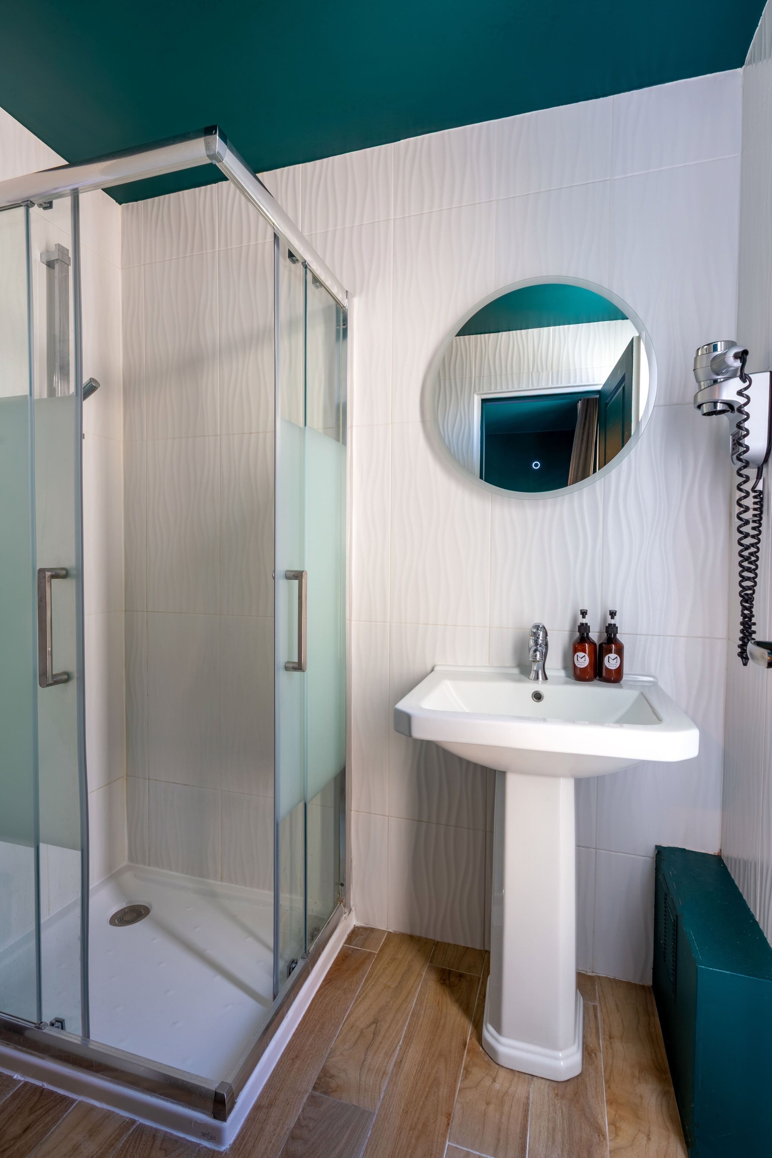 Classic Double Room | Bathroom | Shower, deep soaking tub, hair dryer, towels