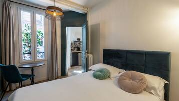 Classic-Apartment, 1 Schlafzimmer | Individuell dekoriert, individuell eingerichtet, Schreibtisch