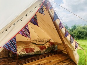 Romanttinen telttamajoitus, 1 parisänky, takka, näköala puutarhaan | Yksilöllisesti sisustettu, yksilöllisesti kalustettu, Wi-Fi